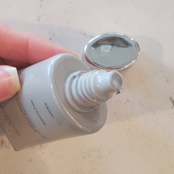 NEW Pur 4-in-1 Correcting Primer - Picture 2 of 3